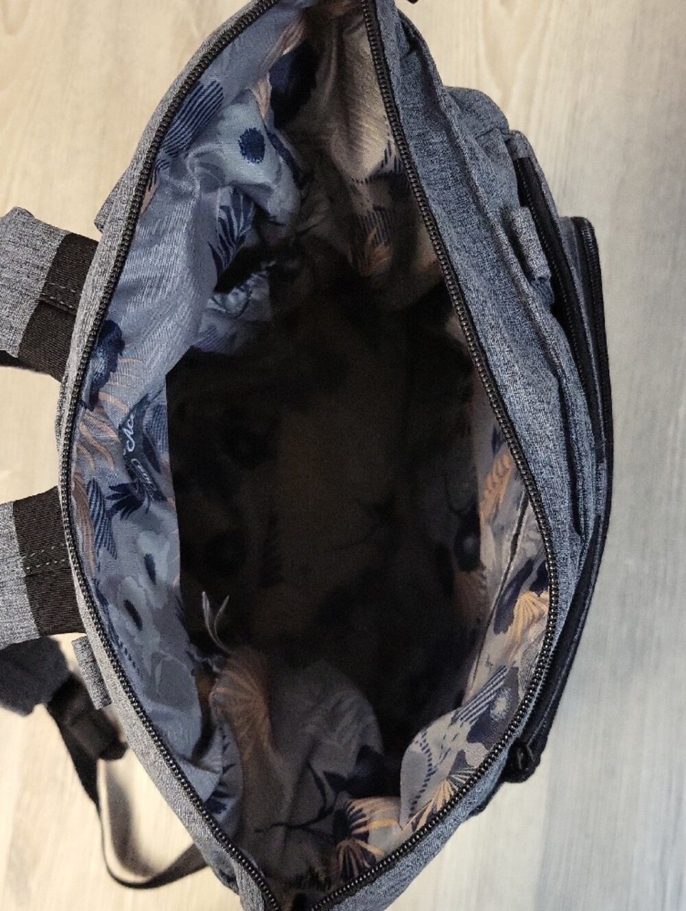 LUG Convertable Tote/Backpack Bag - Picture 8 of 12